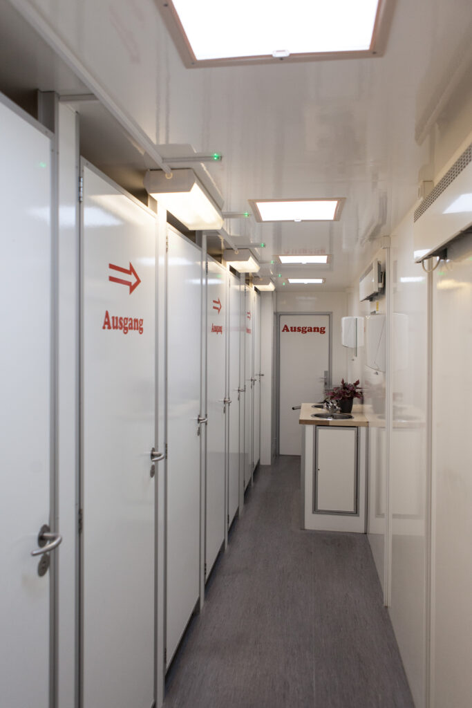 Innenansicht eines mobilen Toilettenwagens mit Kabinen von PiPi Meyer