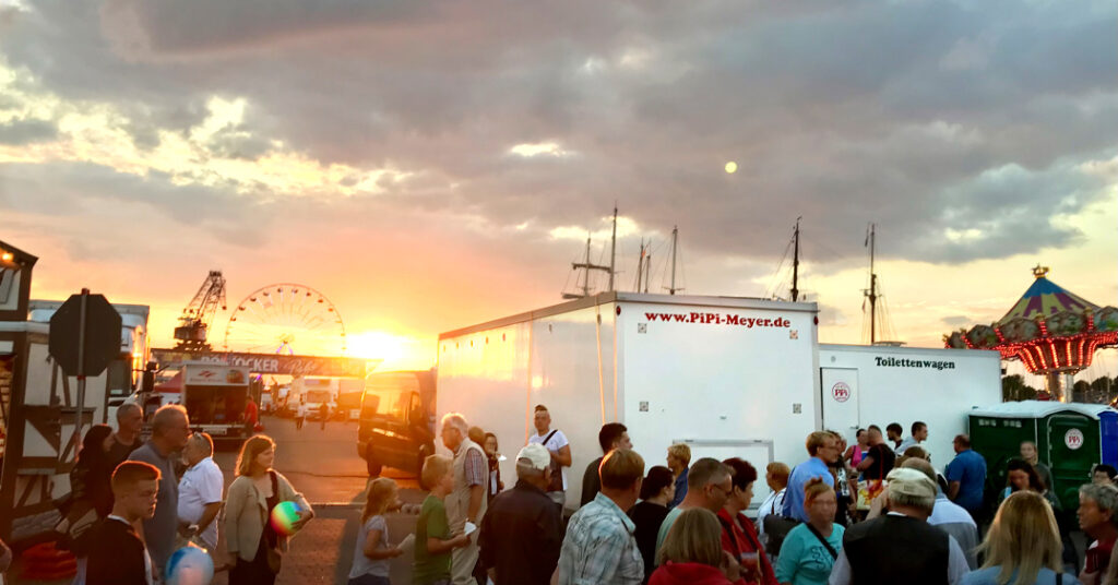 Mobile Toilettenwagen von Pipi Meyer auf einem Party bei Sonnenuntergang
